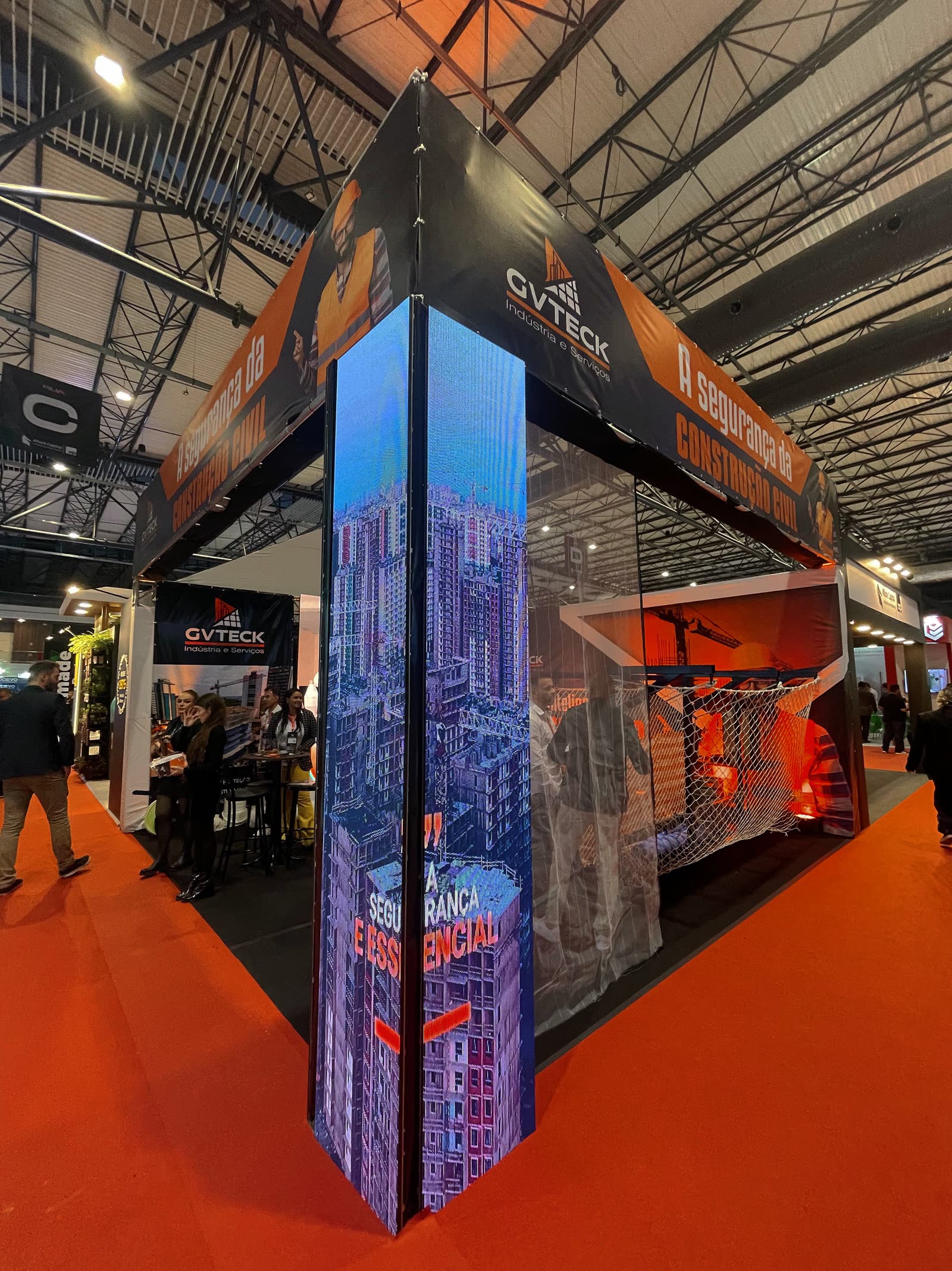 Stand com painel de LED em formato 3D para feira e exposição corporativa